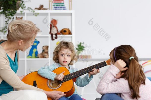 男孩演奏指已提到的人吉他