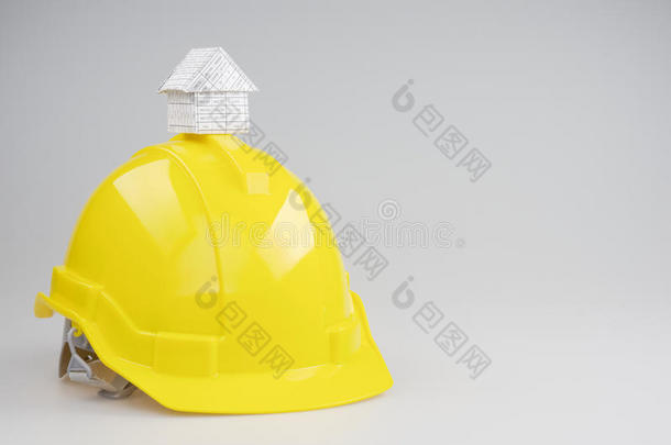 房屋向黄色的工程师帽子位向<strong>左边</strong>的