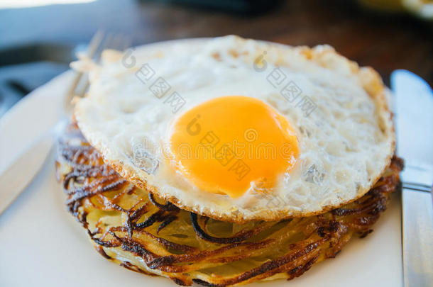 马铃薯烙饼和喝醉了的卵是serve的过去式和一刀一nd餐叉