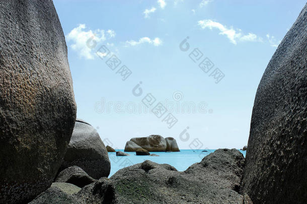 自然的灰色的岩石形成采用蓝色海在勿里洞岛岛.