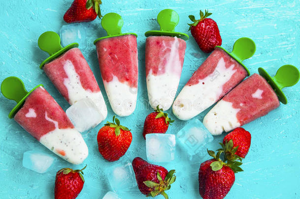 酸奶和草莓冰棍甜食和草莓成果