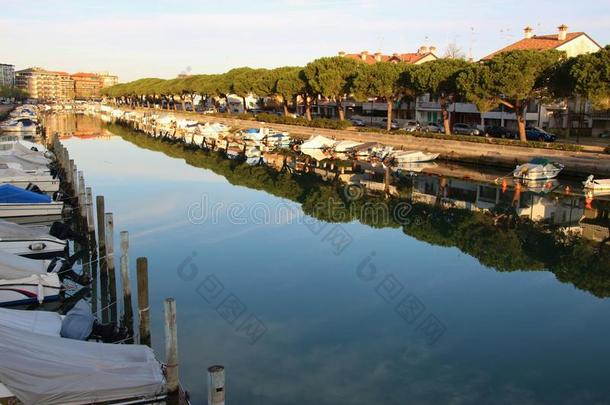 运河和小船采用格拉多,意大利.