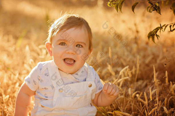 小的值得崇拜的胖乎乎的婴儿男孩一次采用一白色的连衣裤采用英语字母表的第20个字母