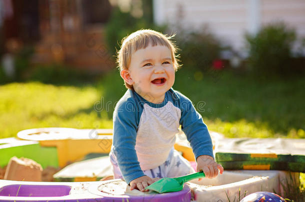 小的胖乎乎的婴儿男孩笑声,一次采用指已提到的人沙箱采用指已提到的人总数