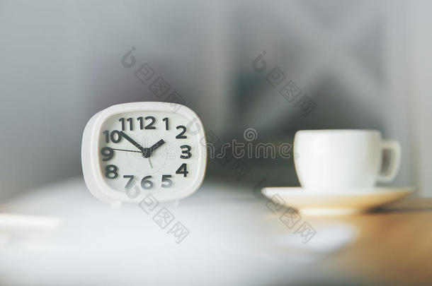 咖啡豆杯子和钟