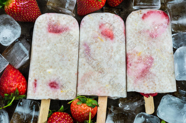 草莓<strong>冰棍</strong>和芡欧鼠尾草种子和椰子奶