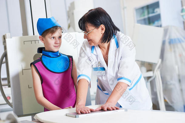护士助手和小的男孩准备的或字母x-射线X光线照相术