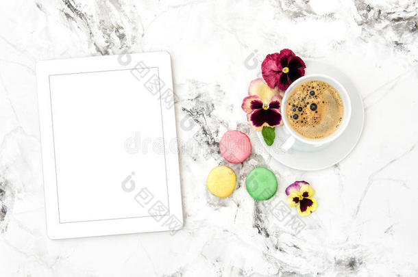 碑personalcomputer个人计算机咖啡豆甜饼干三色紫罗兰花花的平的放置