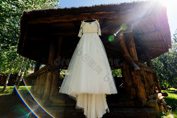 美丽的婚礼衣服绞死向指已提到的人木制的凉亭