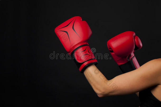 用拳猛击和红色的拳击手套,战斗观念