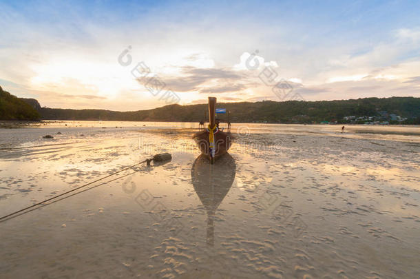 传统的ThaiAirwaysIntern在ional泰航国际长尾小船在普吉岛,泰国