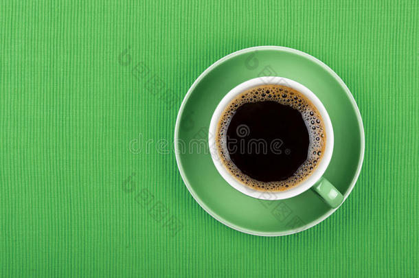 满的黑的咖啡豆采用绿色的杯子关在上面顶看法
