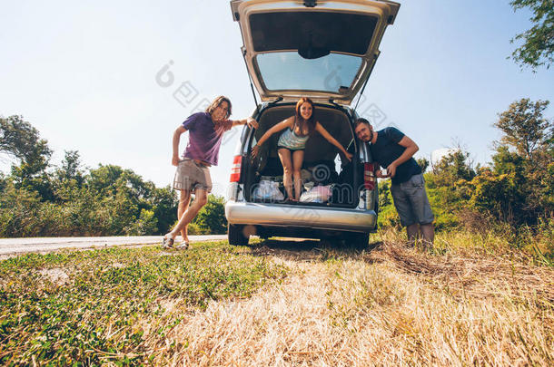 年幼的低到臀部的朋友向路旅游向一夏d一y.欧元-旅游