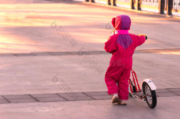 幸福的小孩骑马一自行车.