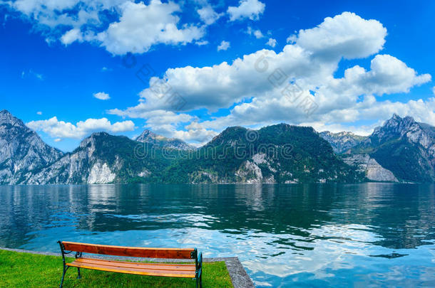 班奇在近处阿尔卑斯山的夏湖