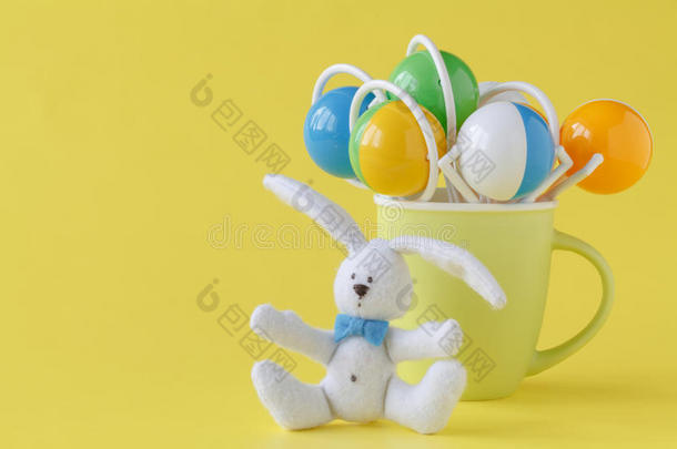 典型的发出格格的响声玩具和兔子向黄色的背景
