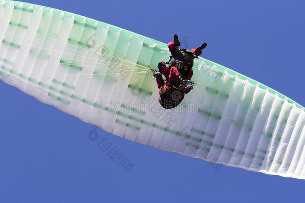 <strong>滑翔伞运动</strong>采用两匹前后串联在马车上的马自由的glid采用g和蓝色天