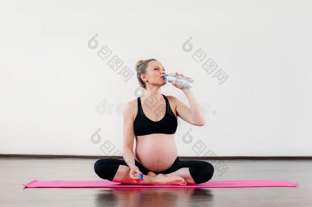 年幼的怀孕的女人一次采用莲花位置采用健身房和dr采用ki