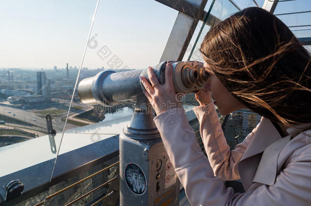 旅行者看善于观察的双筒望远镜望远镜向全景的看法