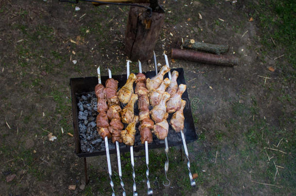 希什河烤腌羊肉串用于烤炙的向指已提到的人烧烤.barbecue吃烤烧肉的野餐社交聚会.关-在上面.后座议员