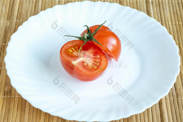 将切开番茄向白色的盘子