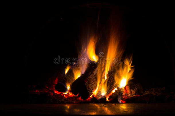 背景和煤炭,火焰和火在夜.
