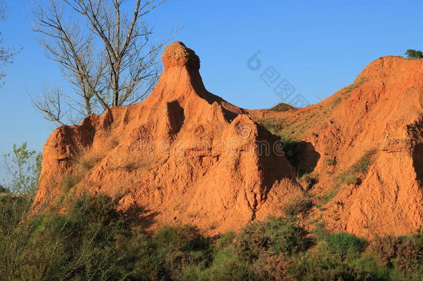 红色的赭石陆地或赭石陆地采用比利牛斯山脉,法国