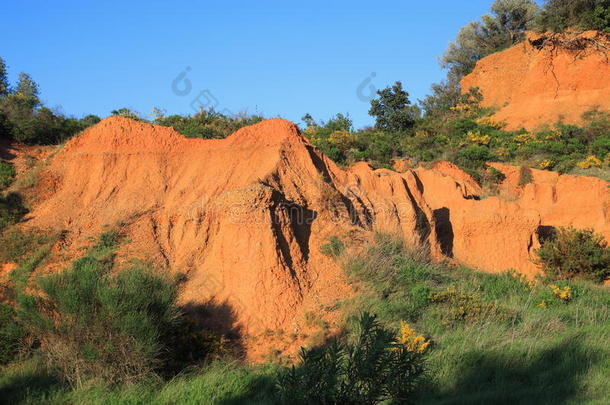 红色的赭石陆地或赭石陆地采用比利牛斯山脉,法国