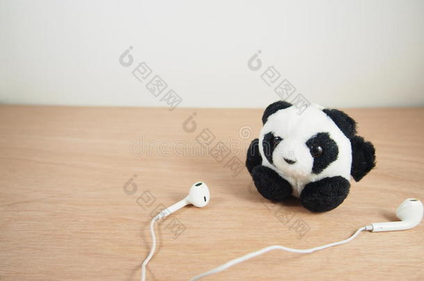 圆形的肥的熊猫和白色的耳机