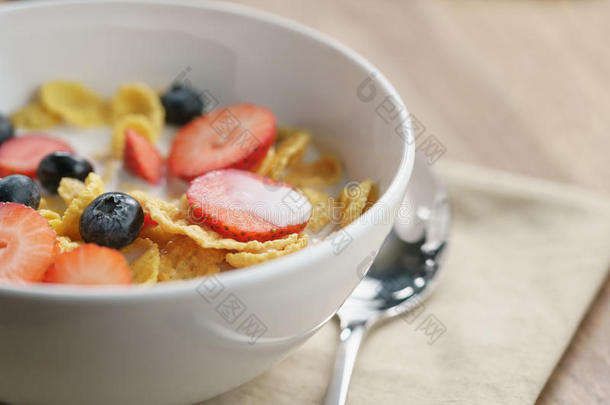 健康的早餐和谷物小薄片和浆果采用白色的碗