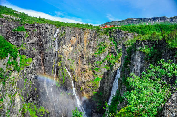 美丽的风景和风景关于瀑布悬崖,挪威