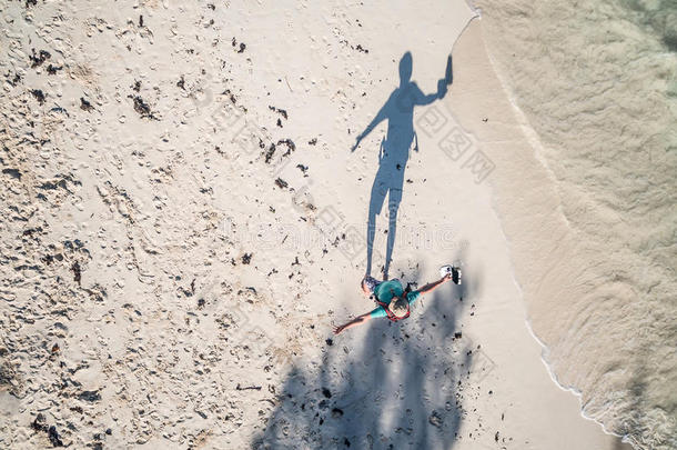 步行男人采用<strong>帽子</strong>和手在旁边向非洲的海滩,顶看法