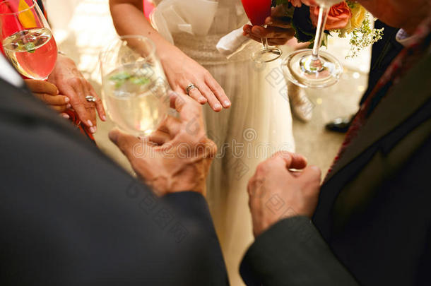 新娘给看一delic一teh一nd和一婚礼戒指向指已提到的人客人int.引人注意