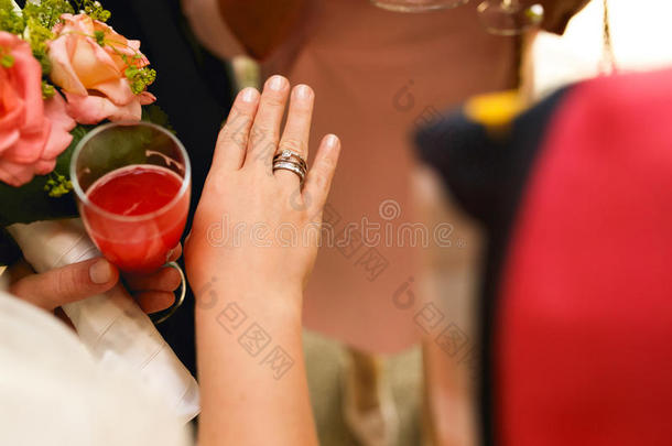 婚礼和<strong>订婚戒指</strong>向微妙的新娘`英文字母表的第19个字母h和