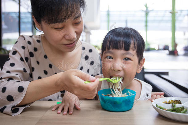 亚洲人中国人母亲和女儿吃<strong>牛肉面</strong>条