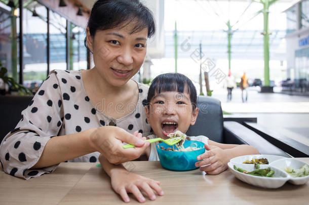 亚洲人中国人母亲和女儿吃<strong>牛肉面</strong>条