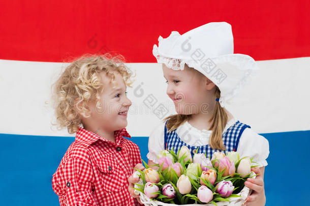 荷兰人的小孩和郁金香花和Netherl和s旗