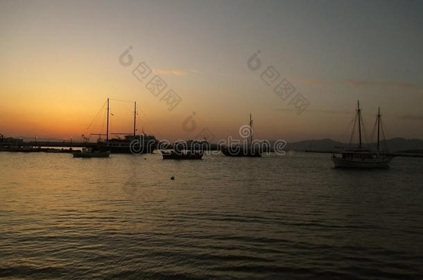麦克诺斯岛老的港口在下面指已提到的人美丽的日落天,麦克诺斯岛岛