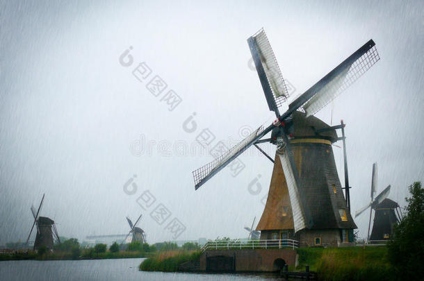 老的荷兰人的风车,黑暗的下雨的一天.