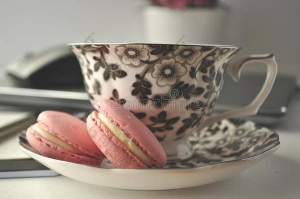 一黑的和白色的花的<strong>茶水杯</strong>子和粉红色的法国的马卡龙向一