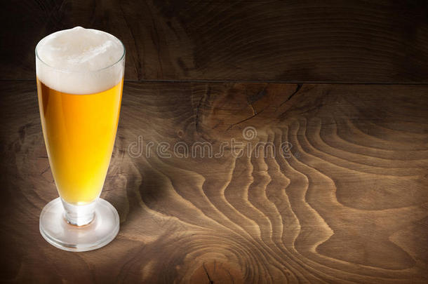 啤酒玻璃向木制的