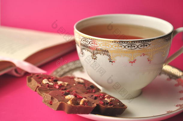 金和白色的瓷茶水杯子和茶杯托和技工巧克力