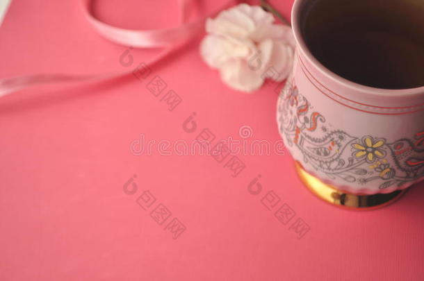 金和粉红色的瓷茶水杯子和茶杯托和技工浓情巧克力