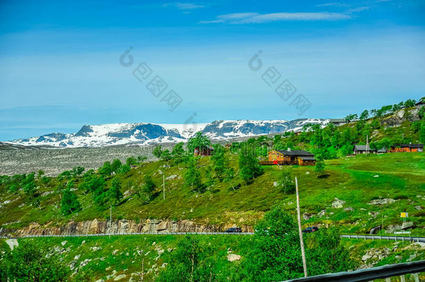 美丽的风景和风景关于挪威,绿色的风景关于小山