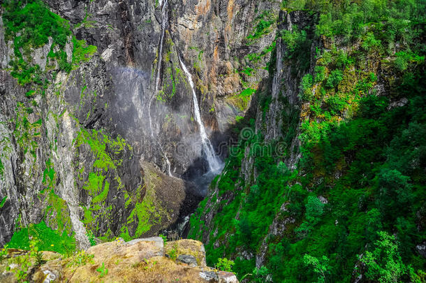 美丽的风景和风景关于瀑布悬崖,挪威