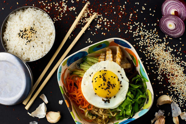 <strong>韩式</strong>拌饭.混合的稻和肉和蔬菜.