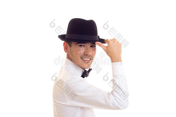 年幼的男人采用白色的英语字母表的第20个字母-衬衫和黑的帽子