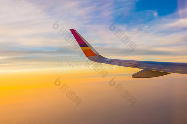 翅膀关于一airpl一e飞行的在上面指已提到的人云在日落.