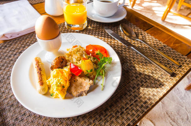 特写镜头关于鸡蛋煎蛋卷为早餐.