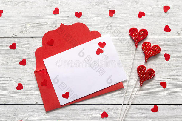 红色的信封和空白的卡片和心向白色的木制的后台